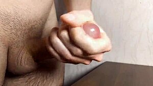 Alex Huff geme forte volendo scopare sulla scrivania con sperma enorme