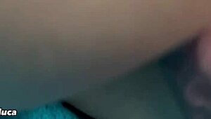 Trång fitta styvsyster blir hårt knullad nära av stor kuk, gör en enorm röra