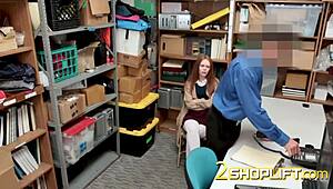 Йо, лицето на червенокосата Ела се изкривява, докато полицаят я чука отзад на работа, диво нещо!