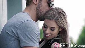 Razredna blondinka jebana trdo po vroči predigri