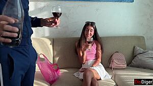 Vau! Ulični tip napio skromnu devojku za divlju javnu akciju!