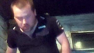 Scopata violenta nel culo stretto di un poliziotto con una bottiglia di vodka