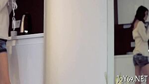 Het ung tjej gnider tight fitta och stönar högt!