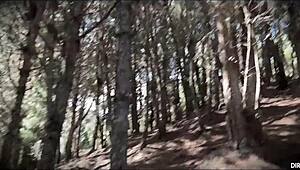 Я тайком трахаю сводную сестру и незнакомца в диком лесу