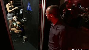 שפחה עם שדיים גדולים משתינה בקול רם בחדר שירותים לגברים