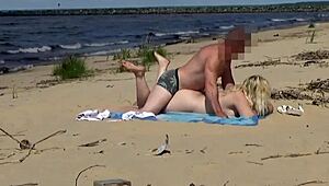 Mommy med stor rumpe og pupper knullet i alle hull på offentlig strand