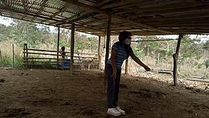 אלמנת החורגת מבקרת בחווה של החורג שלה ומפתה אותו לזיון פרוע! 😍