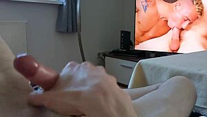 Гледање геј порна води до интензивног кума са прстеном на курацу у ПОВ-у.