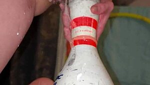 Această MILF germană merge extrem, folosește un popic pentru a stropi tare în acțiune sălbatică