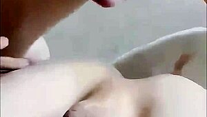 Гей азиатски мускулест мачо дава минет на голям хуй и чука приятеля си.