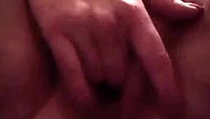 Ze houdt van haar sappige kut masseren elke dag