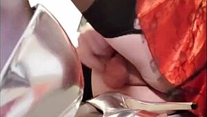 Olha essa travesti de espartilho de corte! Selena punhetando forte de salto sexy.