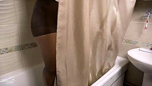 热辣熟女穿紧身丝袜淋浴让我兴奋！🔥