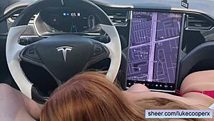 超ホットな赤毛のゾーイ・ルナを車内で犯す