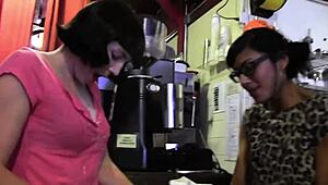 Lesbiche XXX mi fanno sentire vicina alla mia ragazza con baci intensi.