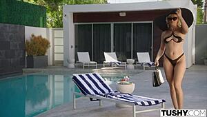 Tushy szőke Cherry seggét szélesre tágítják vad lovaglásban