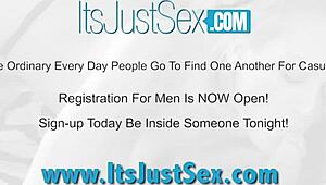 Starri Knight наносит лосьон на свое идеальное тело на вебкамере