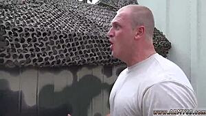 Rapazes jovens 18+ exploram sexo gay pelado no glory hole no dia do acerto