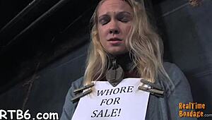 Heiße Braut erzählt, wie ihr glatter Arsch hart versohlt wurde