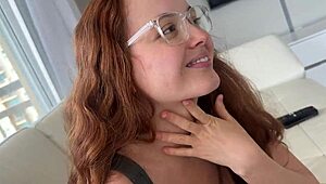 Hei, katso Red Evieen maitovuotoa kyrvän päällä fantasiamaailmassa! 🔥