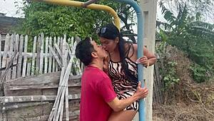 公共の公園で年寄りと巨乳美女2人がリアルな3Pセックス