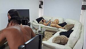 Горячая мадура жаждет член в части 1, мастурбируя пока пасынки смотрят