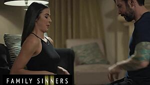 Tommy Pistol divora la figa bagnata di Kylie Rocket prima di scoparla forte.