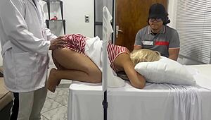 Доктор ме јебе боље од мужа, тера ме да свршим пред њим!