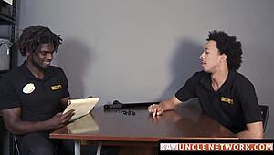 ei, viu esse segurança musculoso dando cru num cara depois de boquete quente?