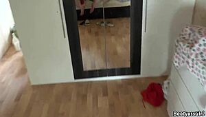 Soție excitată înșală cu vecinul cât soțul e plecat