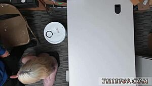 Blondi milf isoilla tisseillä pannaan käteisellä julkisella paikalla.