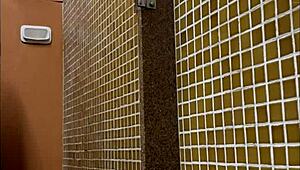 Hé, gluren naar die geile kerel douchen in de gym