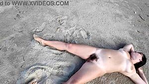 Yo, widziałeś kiedyś obcego, jak rżnie owłosioną nudystkę na plaży?