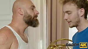 Nová holka ukazuje mokrou kundu, zatímco tchán kouká v šoku