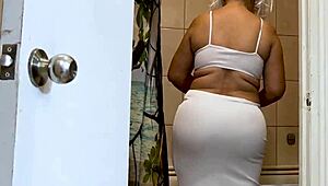 En erfaren stemor bestemte seg for å guide stesønnen gjennom intense anal leksjoner med omsorg