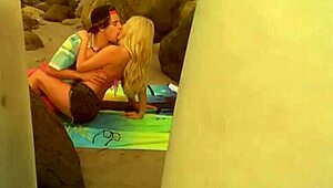 Жесткий быстрый уличный трах на скалистом пляже с горячей блондинкой