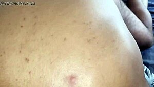 Гей-твинк стонет громко, принимая огромный хуй в тугую жопу в жаркой спальне