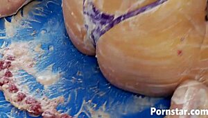 Bustiga Myla Charles njuter hårt av lesbiskt med snygga Cindy Behr