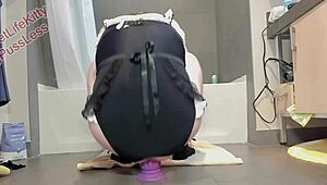 メイド浴室ギャップトレーニング、巨大アナル玩具でフェティシ。ランジェリー姿のポルノスターがオーガズムセッションで広げる