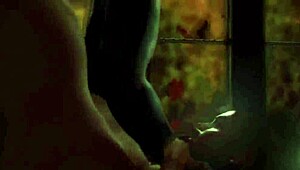 キャミーがケーキを挑発的に弄び、大きなアスとモンスターコックを露わに