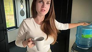 Ibu Tiri Boner Enak Ditangkap Anak Tiri di Skandal Kantor! Temuan Syok di Kerja!