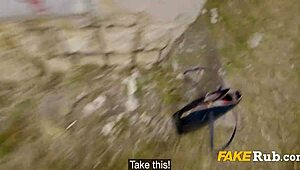 בחורה רוסית מהאפליקציה, למה כל השיחות כשאנחנו יכולים פשוט לזיין? בואו נעשה את זה בחוץ!