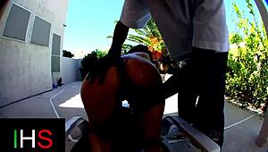 Красотка брюнетка в белье трахается межрасово, сквирт и сперма в рот после кунни