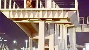 Latina Curvy Pelacur Flash Pussy Besar di Aksi Mobil Publik.