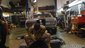 Asiatisk dreng får første bøsse knep af politi i rå action