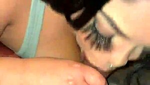 이웃이 영화 보러 왔는데 🍿 대신 그의 거대한 검은 자지를 빨아 마르게 했어 😏