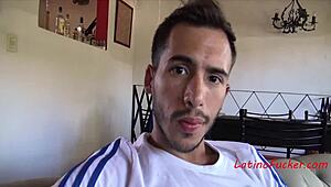 Tíos heteros se meten en sexo gay por dinero rápido en público!