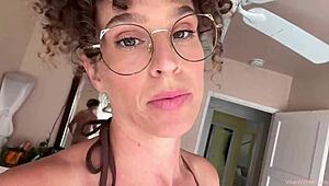 רוצה לזיין את האמא החורגת בזמן שהחברים שלך צופים?