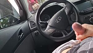 Рискованный публичный дроч на улице для студентки! 😜