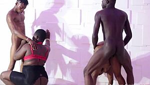 Yo, on s'est fait choper en train de baiser dans la salle du chef